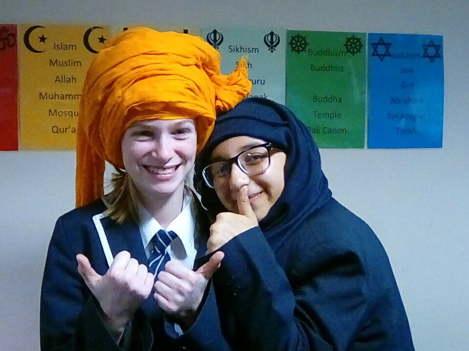 oldfield_press's tweet image. Ilham&apos;s ATTEMPT at tying a turban in RS 😂 #oldfieldopenevening #headmodel