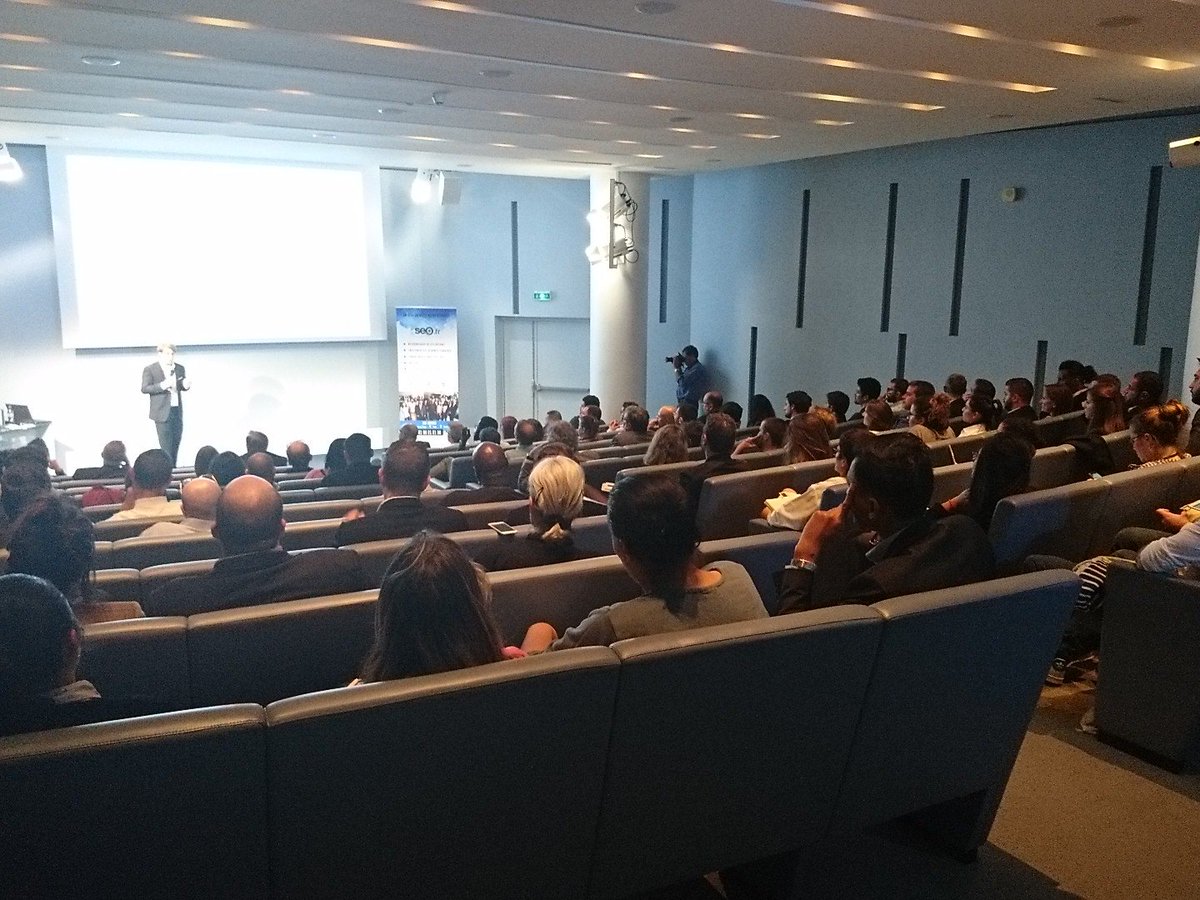 d2od91's tweet image. Conférence pleine ! Joyeux anniversaire @seofr_ ! #teachingconference #20ans #seo