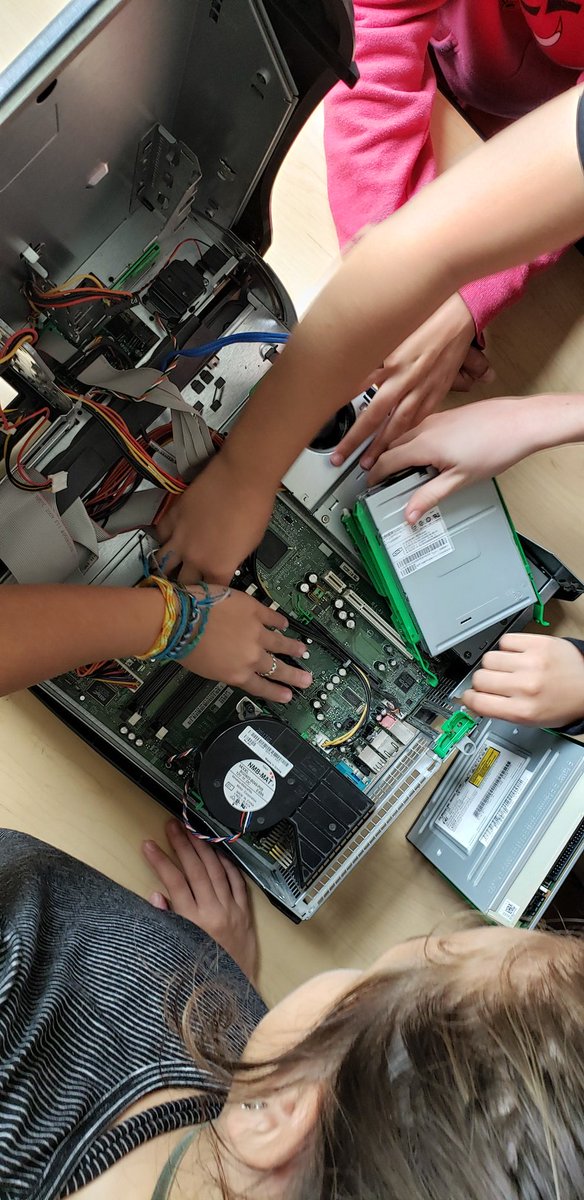 hey_msdrane's tweet photo. Today in Techlit we pulled apart a computer so that we can see what makes a computer a computer! https://t.co/hvJWytOZiu