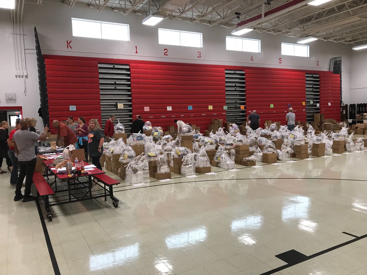 RichPondElement's tweet photo. Thankful for an army of parent volunteers today who will sort more than 5100 boxes of cookie dough today. 👏🏼💪🏼 https://t.co/CXLY7ws1qZ