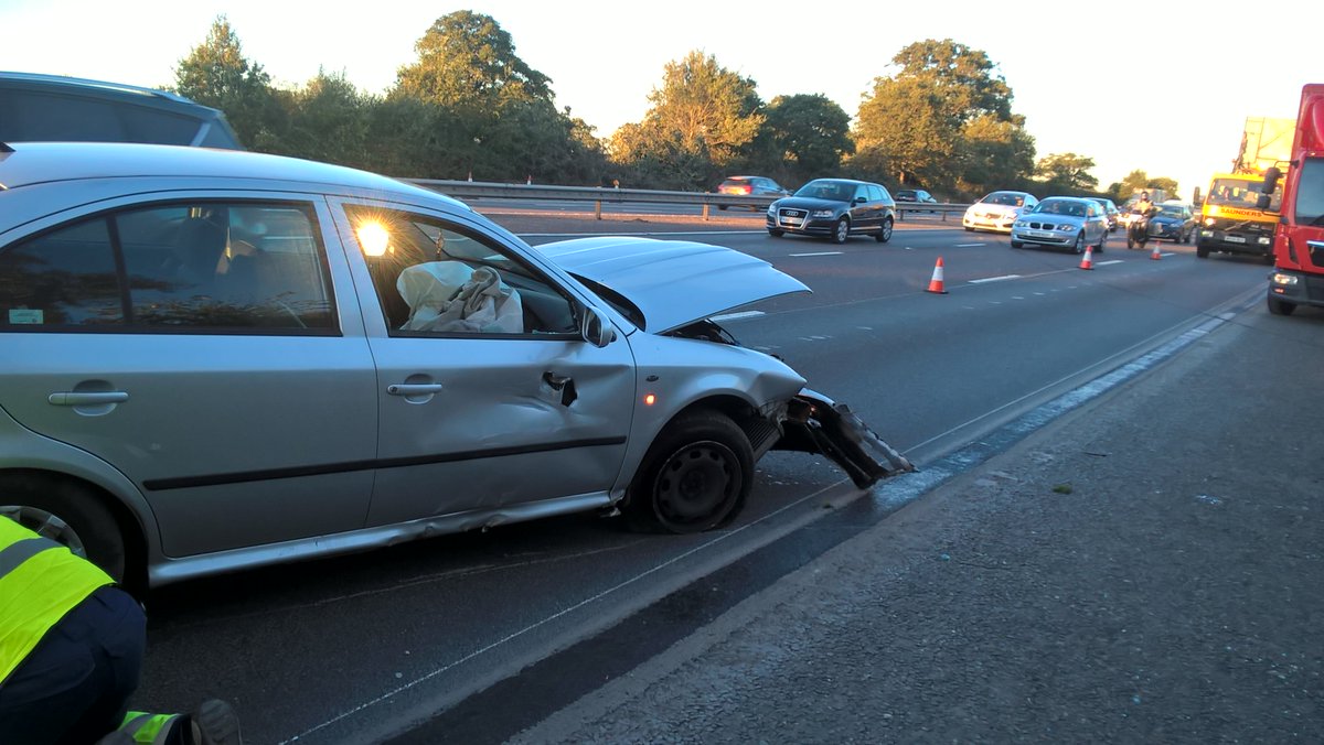 tvprp's tweet photo. #collision #M4 westbound 8/9 - 10 2 x vehicle RTC one failed to stop. Driver ok. Traffic slow due to rubbernecking. #stopgawking #armcodidjob #TTCshift #P0640 #P6775 https://t.co/b9XBAA0kk1