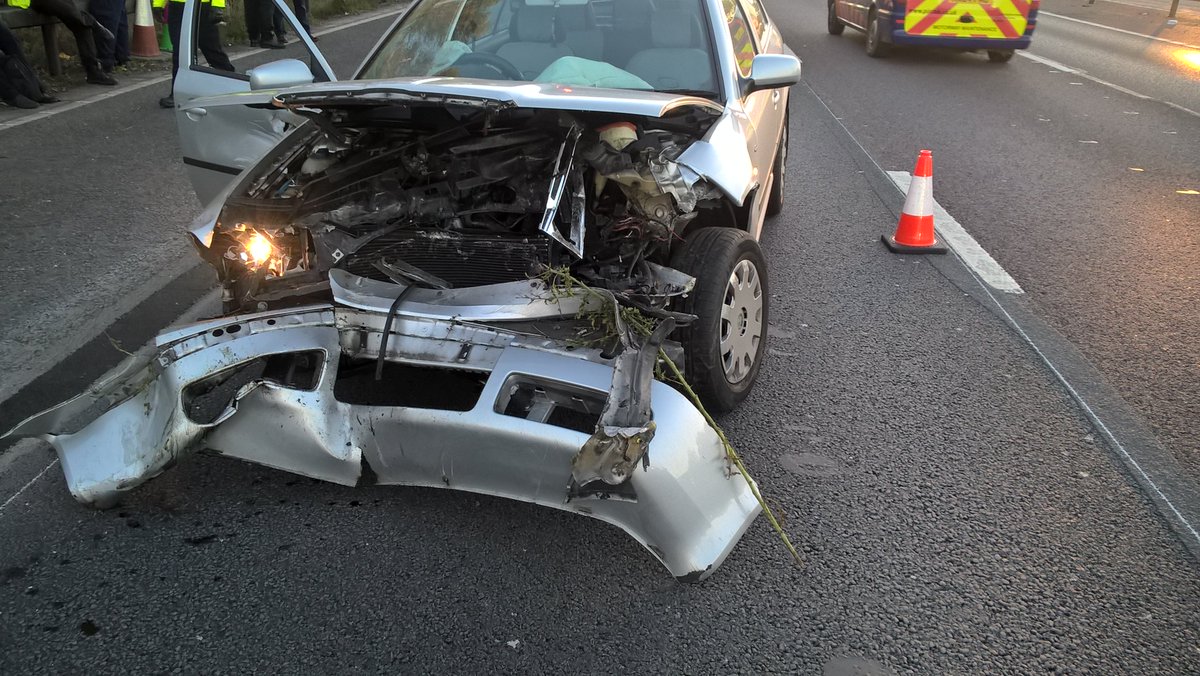 tvprp's tweet photo. #collision #M4 westbound 8/9 - 10 2 x vehicle RTC one failed to stop. Driver ok. Traffic slow due to rubbernecking. #stopgawking #armcodidjob #TTCshift #P0640 #P6775 https://t.co/b9XBAA0kk1