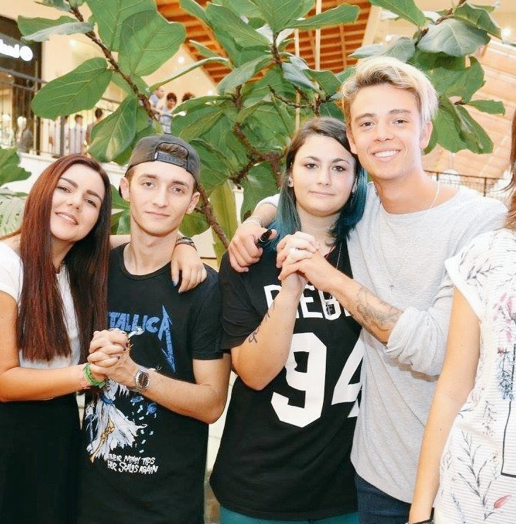 Nicolezilianii's tweet photo. @Andrea_Skoob @Scire_McShire pensare che ieri erano due anni..mancate😔❤️
E comunquee ci vogliono gli auguri a @Elenaaa99j https://t.co/LSEWczswuu