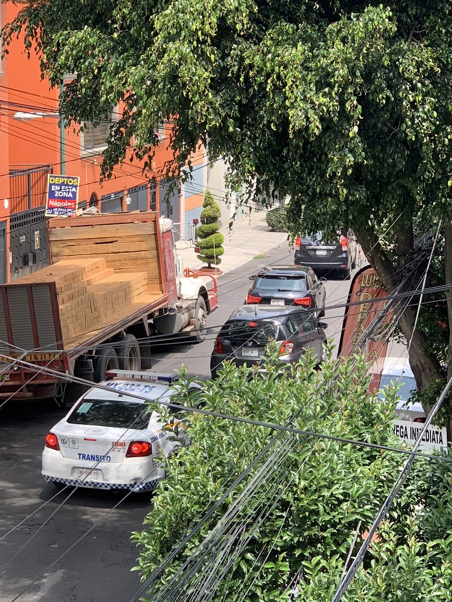 JorgePRendon's tweet photo. @C5_CDMX, @SSP_CDMX, @072CDMX, @072AvialCDMX, desde el di de ayer camiones de volteo bloquean paso en la calle de Juan Sanches Azcona, en delegación @DelegacionBJ colonia del Valle Centro, entre las calles de Pilares y Matias Romero, afectado gravemente la circulación vehicular. https://t.co/hBx0OREuNH