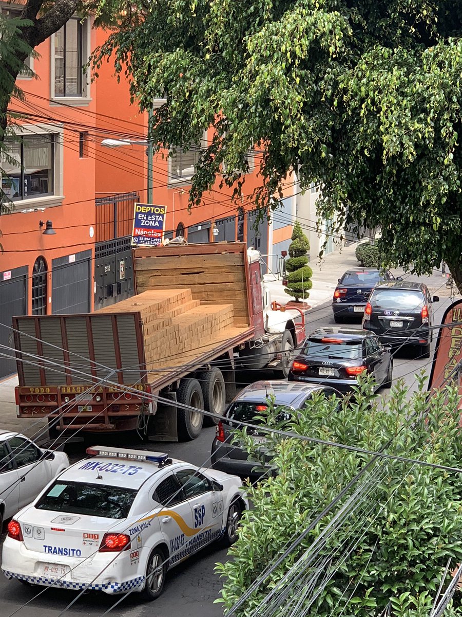 JorgePRendon's tweet photo. @C5_CDMX, @SSP_CDMX, @072CDMX, @072AvialCDMX, desde el di de ayer camiones de volteo bloquean paso en la calle de Juan Sanches Azcona, en delegación @DelegacionBJ colonia del Valle Centro, entre las calles de Pilares y Matias Romero, afectado gravemente la circulación vehicular. https://t.co/hBx0OREuNH
