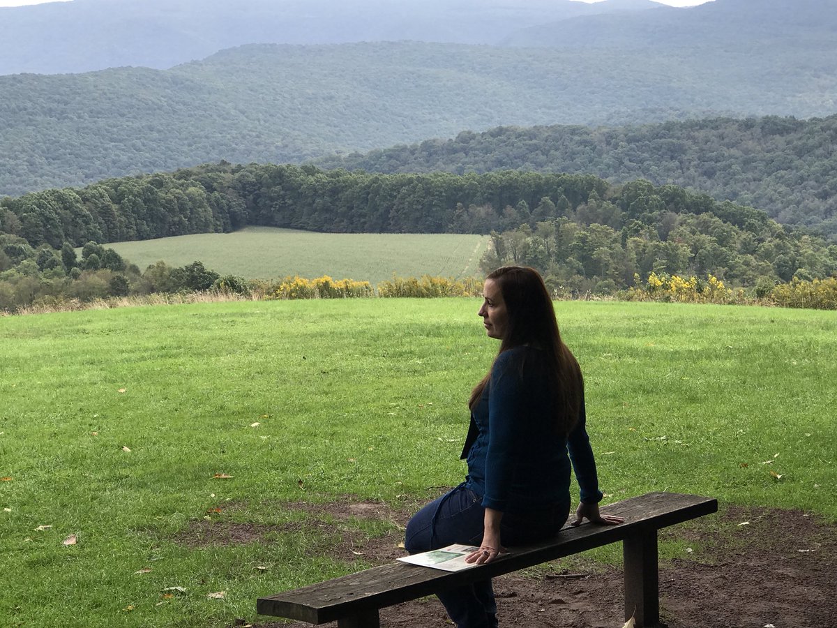 karynlocke's tweet photo. That view @laurelhighlands Kentuck Knob. 😍 my first visit to a Frank Lloyd Wright property and it’s just lovely. #laurelhighlands #matpra2018 #fallinpa https://t.co/yNBMniPhYQ