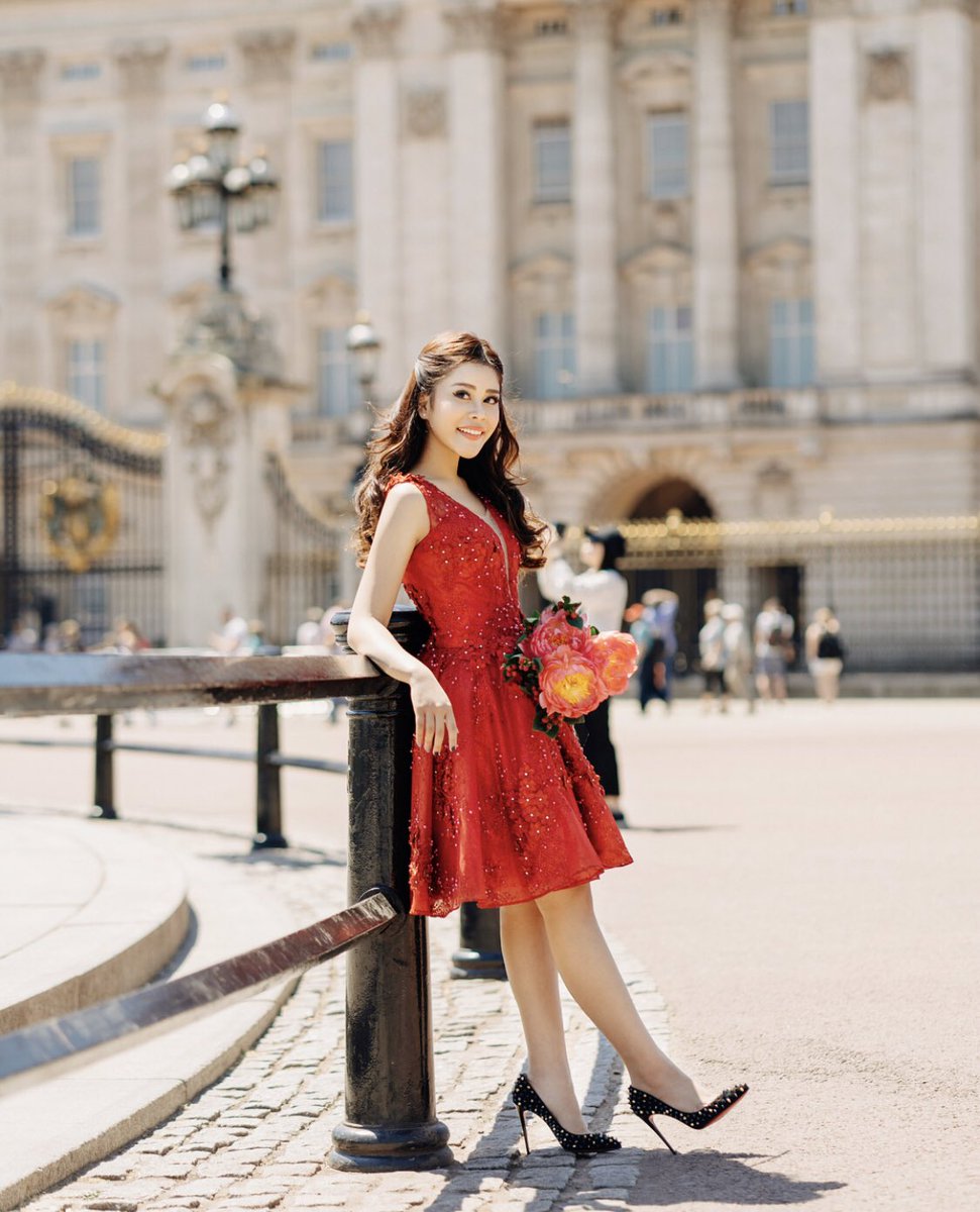 Crazyrichsub's tweet photo. Next #crazyrichsurabayans nih si Mika Augustia. Udah cantik, super kaya, super pintar karena dia masuk ke Harvard University. Top 1 University in the world. Dengan biaya uang sekolah 1,5M per tahun. Cek ig untuk liat real life nya! https://t.co/uYefuZcZwg