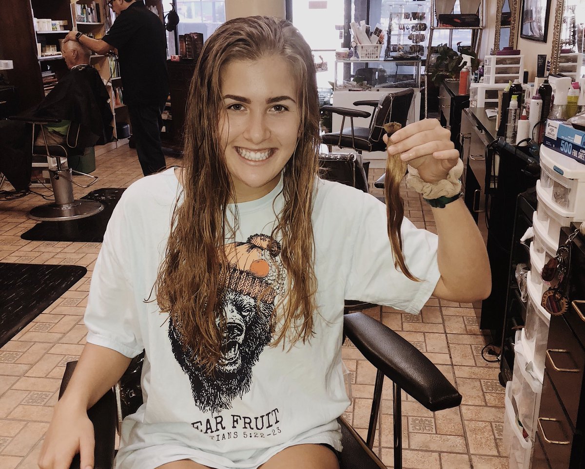 LaurenMurphyl's tweet photo. hey twitter, I cut my hair. 
pantene, I hope you enjoy my donation. 
#9inches #lilsad https://t.co/XfrtxV8pBu