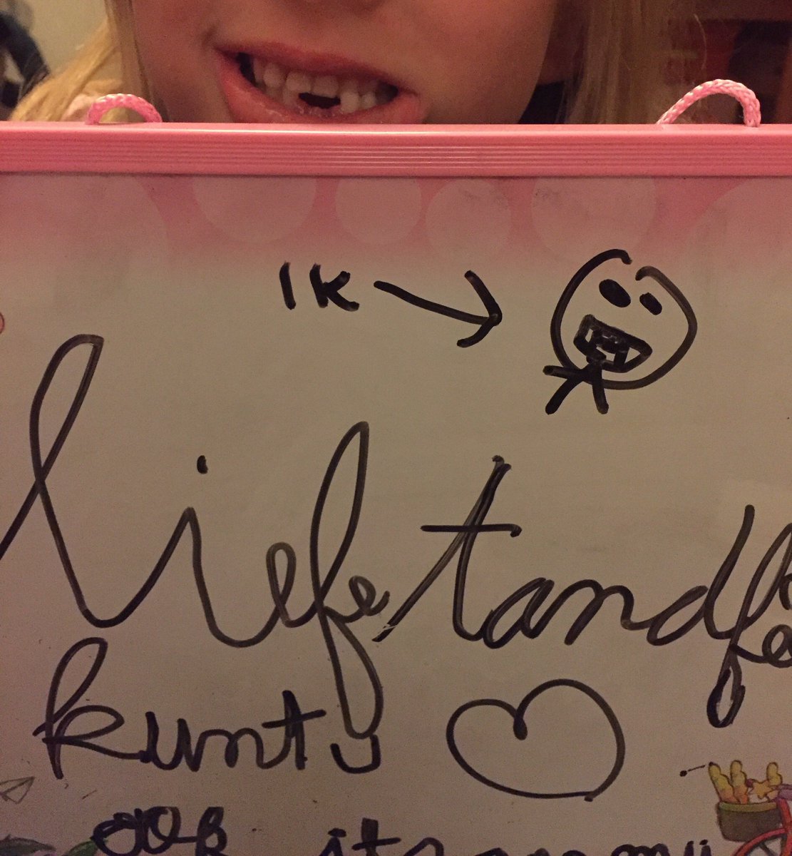 Visualnotes_'s tweet photo. Dear toothferry, apparantly you forgot to visit my daughter last night. After she pulled her tooth. Here’s her message(in Dutch). ‘Could you give me something?’ #badparents 🤦♂️#toothferry #fietsenrek #loosetooth 😬 https://t.co/yoaXdDPQvh