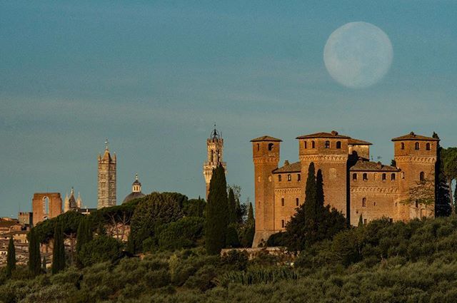 AntonioCinotti's tweet photo. Today morning. The camera sensor was dirty... 😓😓
#siena #fullmoon
.
.
.
.
.
.
.
.
.
.
#igerssiena #igerstoscana #toscana #tuscany #italia #italy #aroundsiena #instatuscany #natgeotravel #ilikeitaly #discovertuscany #lovetheworld #bbctravel #letsgoe… https://t.co/zIs2X996m8 https://t.co/Pt7481H9Ll