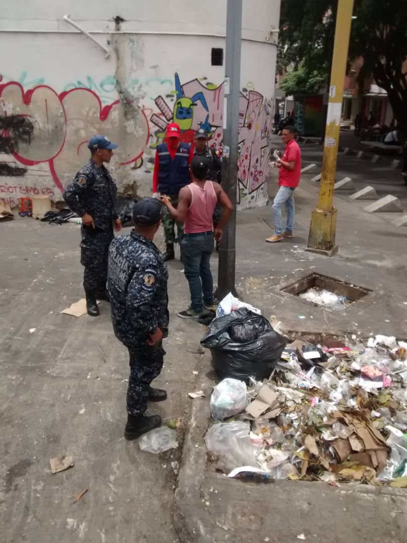 MNegraHipolita's tweet photo. PRENSA FMNH.- Brigada de Captación llegó a la parroquia El Recreo al rescate de personas en situación de calle @pestanaajl @DPresidencia @ONAoficial @CorpoServicioDC @AlcaldiadeCcs https://t.co/SPzS7e2ZXe
