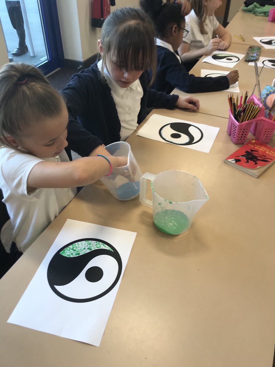 MissGavagan's tweet photo. We’ve been learning about Fairtrade so we thought we would get arty! 🎨 #fairtrade #chocolatetopic #pointillism https://t.co/nX9UCSuQNp