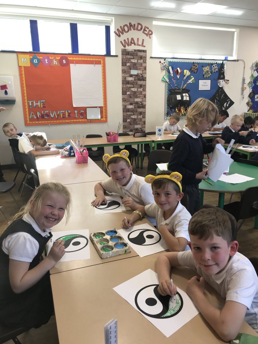 MissGavagan's tweet photo. We’ve been learning about Fairtrade so we thought we would get arty! 🎨 #fairtrade #chocolatetopic #pointillism https://t.co/nX9UCSuQNp