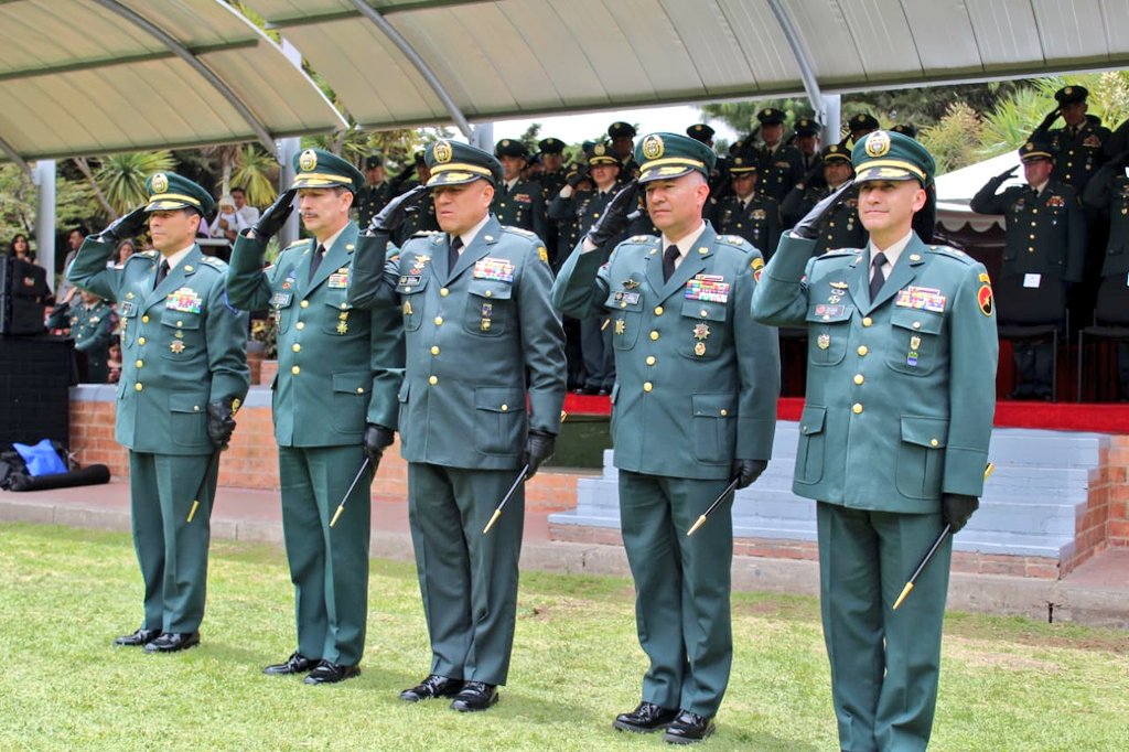 ejercito_cedoc's tweet photo. Con gran orgullo y honor más de 400 suboficiales celebraron su ascenso en el campo de paradas de la #ESCAB, con la presencia del segundo comandante del @COL_EJERCITO, señor Mayor General Luis Fernando Navarro y demás altos mandos militares. https://t.co/BAiztp95oz