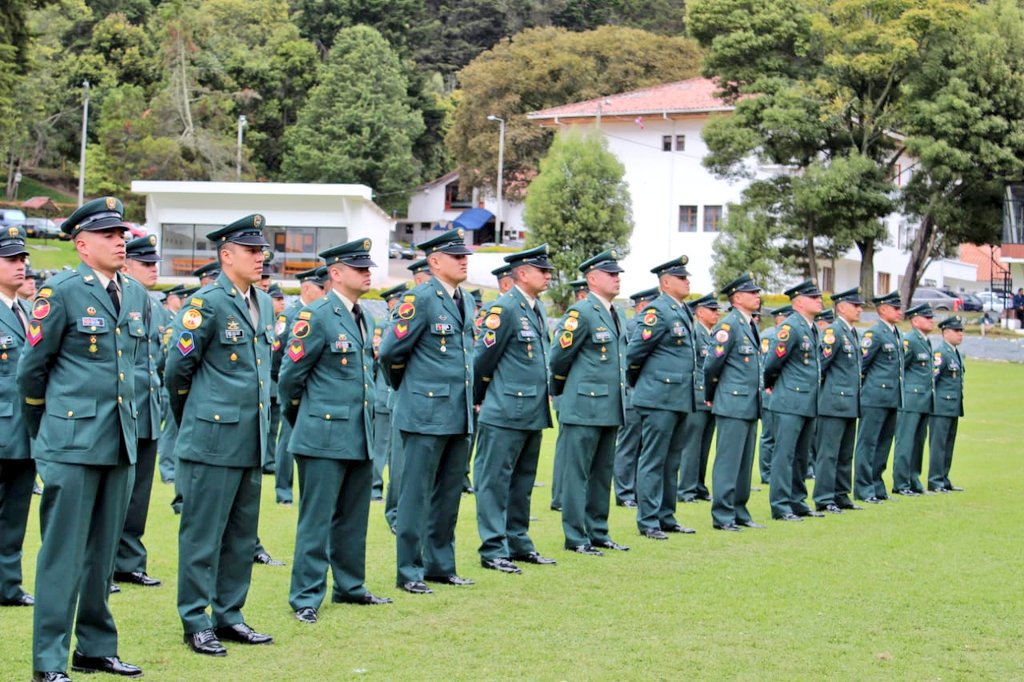 ejercito_cedoc's tweet photo. Con gran orgullo y honor más de 400 suboficiales celebraron su ascenso en el campo de paradas de la #ESCAB, con la presencia del segundo comandante del @COL_EJERCITO, señor Mayor General Luis Fernando Navarro y demás altos mandos militares. https://t.co/BAiztp95oz