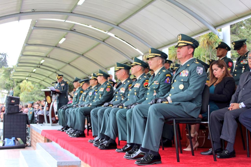 ejercito_cedoc's tweet photo. Con gran orgullo y honor más de 400 suboficiales celebraron su ascenso en el campo de paradas de la #ESCAB, con la presencia del segundo comandante del @COL_EJERCITO, señor Mayor General Luis Fernando Navarro y demás altos mandos militares. https://t.co/BAiztp95oz