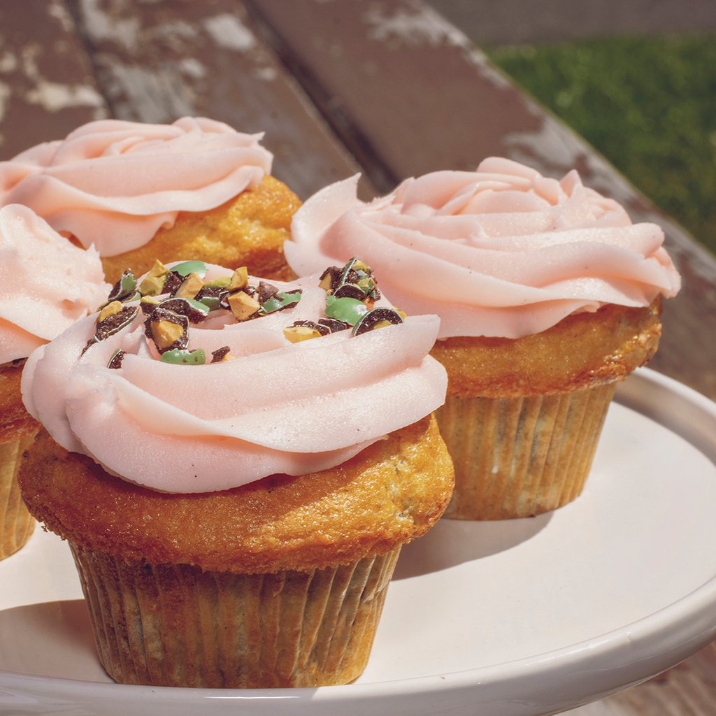 KimmieCandy's tweet photo. @mixbakeshopreno is back at it again with the beautiful cupcakes! These rosy topped cupcakes have our chocolate covered pistachios baked right into them! Vanilla cupcake topped with a rose water and lemon icing.
#KimmieCandy #Kosher #PeanutFree #GlutenFree #GimmieKimmie https://t.co/jYkgcTVQWn