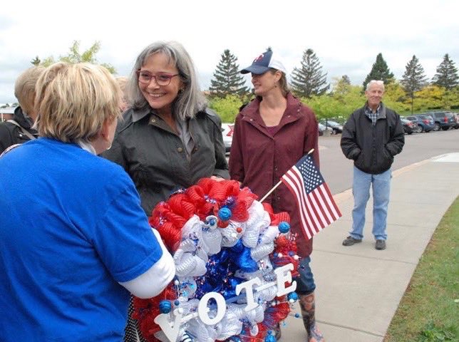 GinnyKlevorn's tweet photo. Plymouth neighbors, I’m asking for your vote so I can represent you in the MN House. There are ways to vote early: in person at Plymouth City Hall @PlymouthMN_gov or receiving an absentee ballot by mail. #PlymouthProud #BringOurMoneyHome #PeopleOfPlymouth https://t.co/8CMnylo1AA