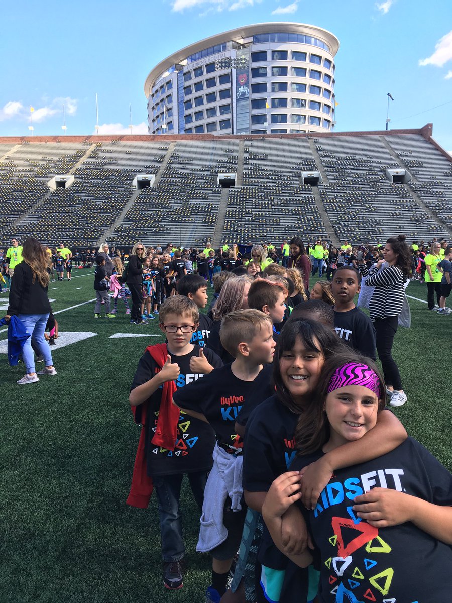CindyFlack1's tweet photo. Mrs . Flack's class waiting to leave Kinnick. We got to wave to the chilldren at hospital too! 😎 https://t.co/eNTyYTD9fY