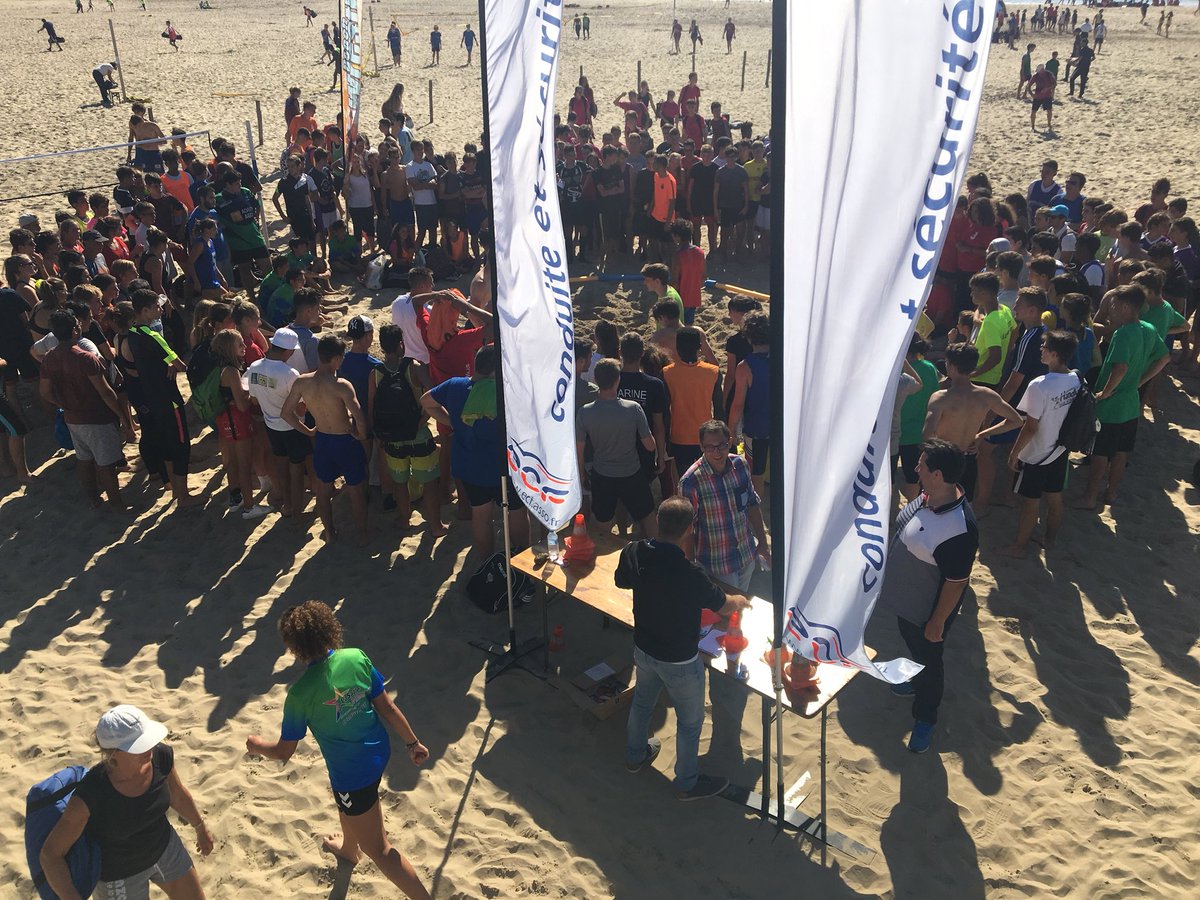 La lutte sur sable mis en avant lors de la journée nationale du sport scolaire a Saint Georges de Didonne pour plus de 2000 jeunes @unss @FFLutte @e_frecon