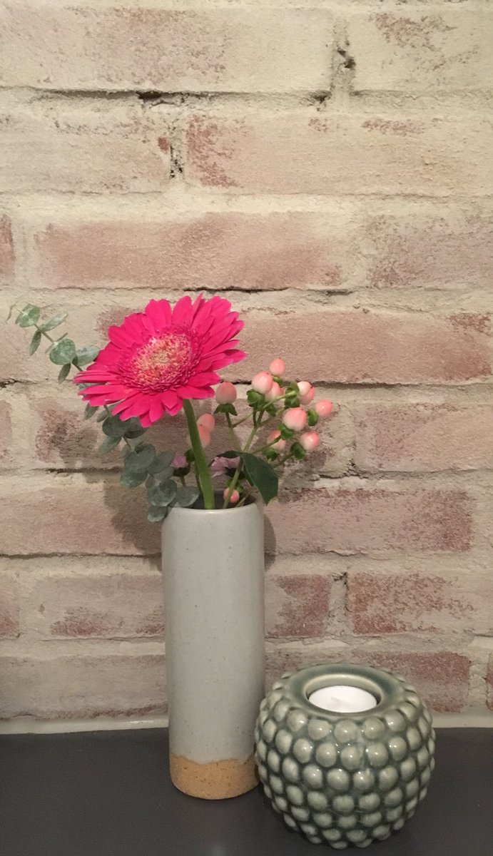 Ippyswonen's tweet photo. Een kleine kamer of ergens een hoekje over? Zet dit fraaie vaasje van #Broste neer! Net toegevoegd aan onze collectie en hij steelt nu al de show. https://t.co/xIbH9vR4DZ https://t.co/yCdRaN5aYt