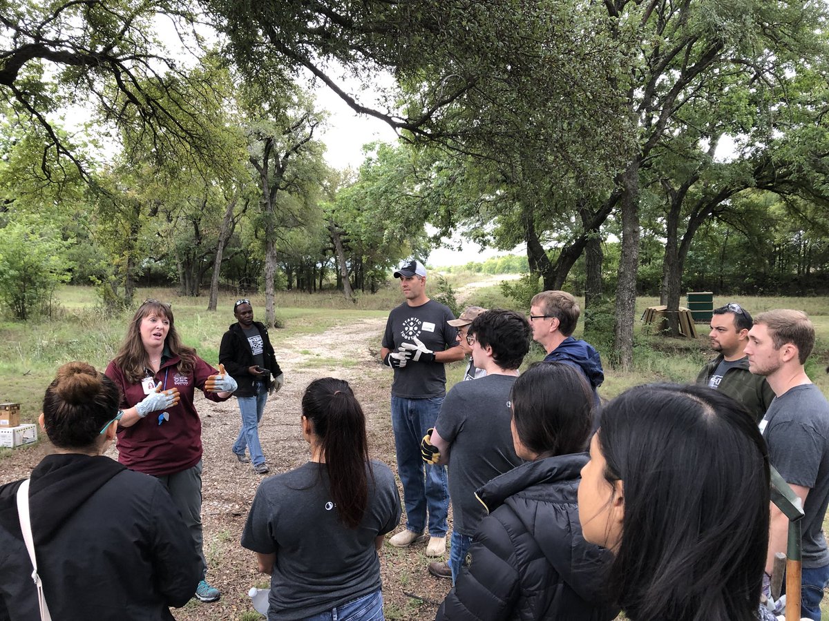 c4m7m6's tweet image. Plano @Stantec getting instruction from @OutdoorAmy for clearing trails @NISDOLC  for Community Day #stantectogether