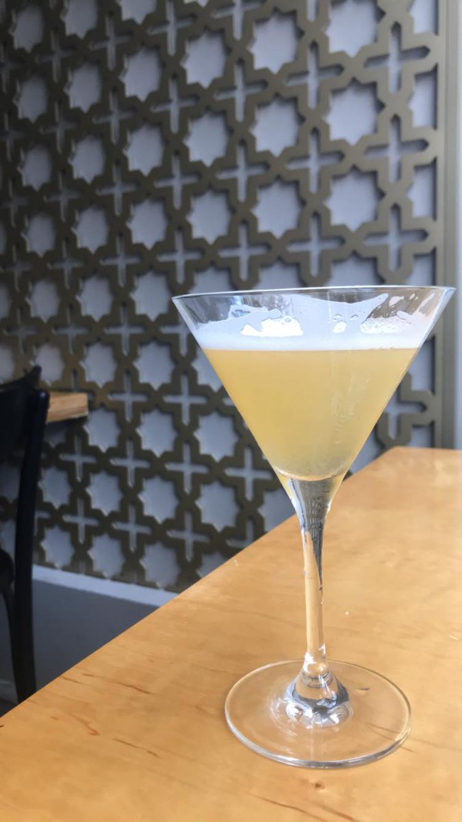 On fête les prunes cette semaine! Fruits qui ont bercé l’enfance de chef <a href="/fisun_ercan/">Fisun Ercan</a>. Cocktail de la semaine semaine: Jus maison de prunes jaunes + Rhum blanc + Touche de liqueur d’amandes 🍸 Şerefe!