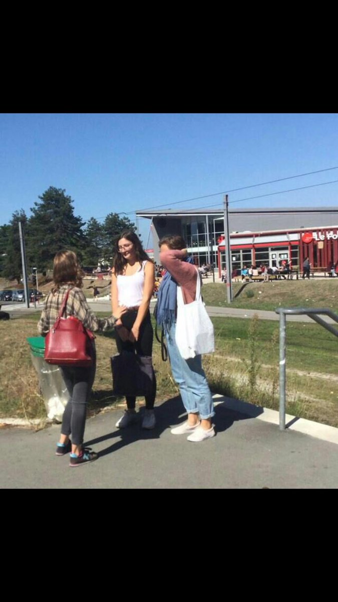 lesjem33's tweet photo. Aujourd’hui les #JAM33 ont effectués une session tractage auprès des étudiants afin de lutter contre les violences sexistes et sexuelles ⛔️👊 https://t.co/m7SEGsMfw8