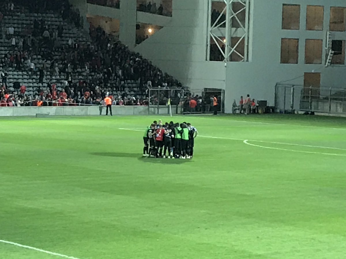 PierreHD's tweet photo. Images fortes après le match. TOUS les joueurs unis, en cercle qui vont ensuite taper dans la main des supporters dans le parcage. Vous avez été des hommes, des chiens, messieurs. Le chemin ne fait que commencer. #NOEAG https://t.co/0BisTMutw3