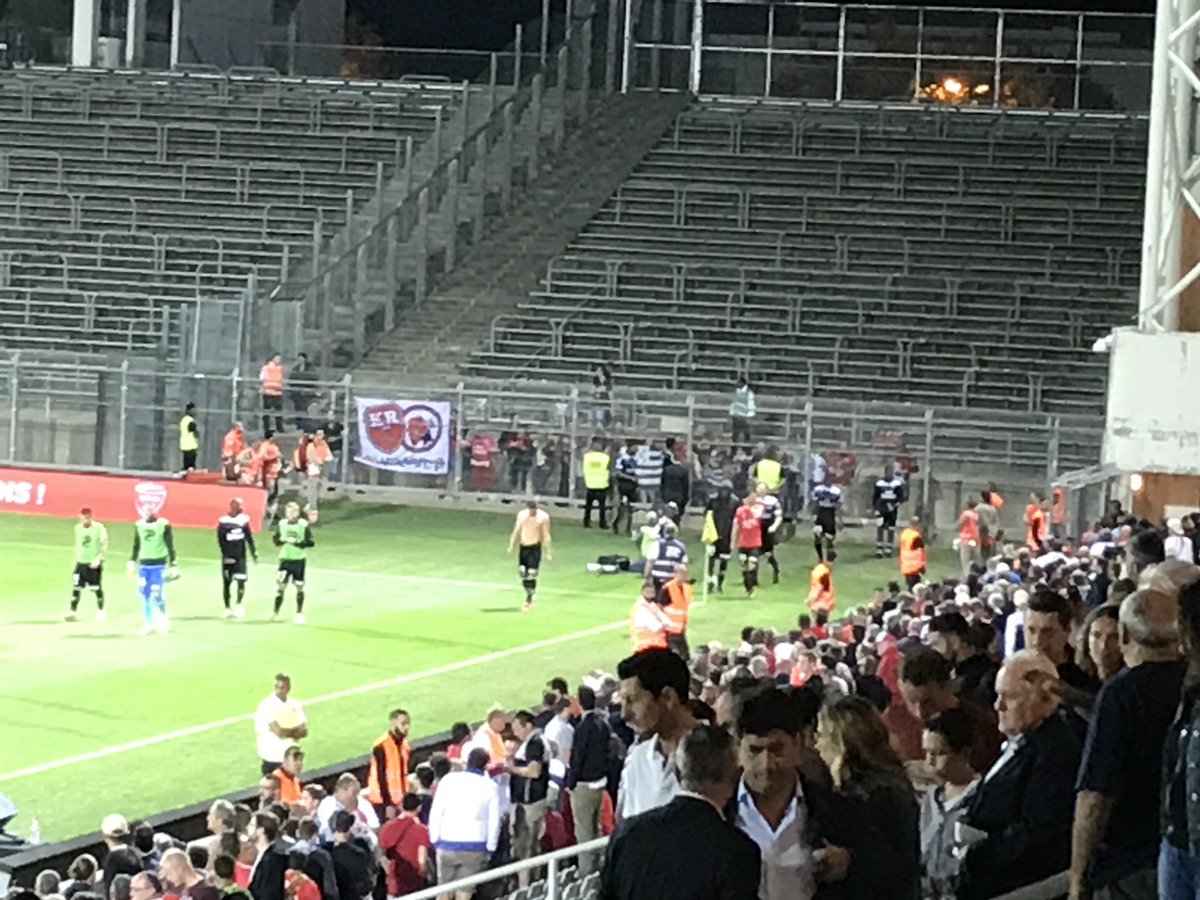 PierreHD's tweet photo. Images fortes après le match. TOUS les joueurs unis, en cercle qui vont ensuite taper dans la main des supporters dans le parcage. Vous avez été des hommes, des chiens, messieurs. Le chemin ne fait que commencer. #NOEAG https://t.co/0BisTMutw3