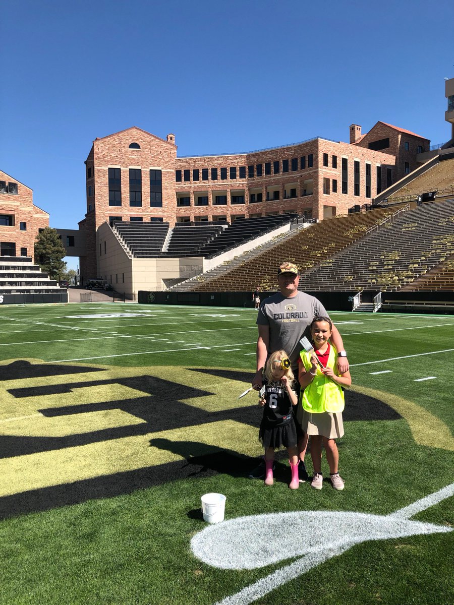 CUBuffClub's tweet photo. We had an amazing time with the Barrett's today for #PainttheHorn! Thank you @WynHere for all you do for CU Athletics and the Buff Club! We are so happy that your beautiful family were part of our #BuffClubFieldCrew to celebrate our new tradition! What a great family memory! https://t.co/EL0X3FUH3p