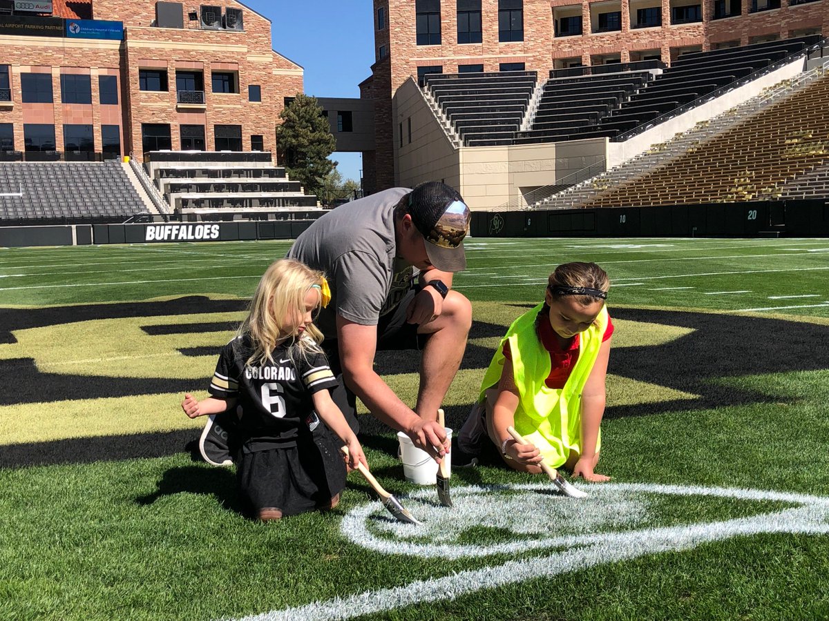 CUBuffClub's tweet photo. We had an amazing time with the Barrett's today for #PainttheHorn! Thank you @WynHere for all you do for CU Athletics and the Buff Club! We are so happy that your beautiful family were part of our #BuffClubFieldCrew to celebrate our new tradition! What a great family memory! https://t.co/EL0X3FUH3p