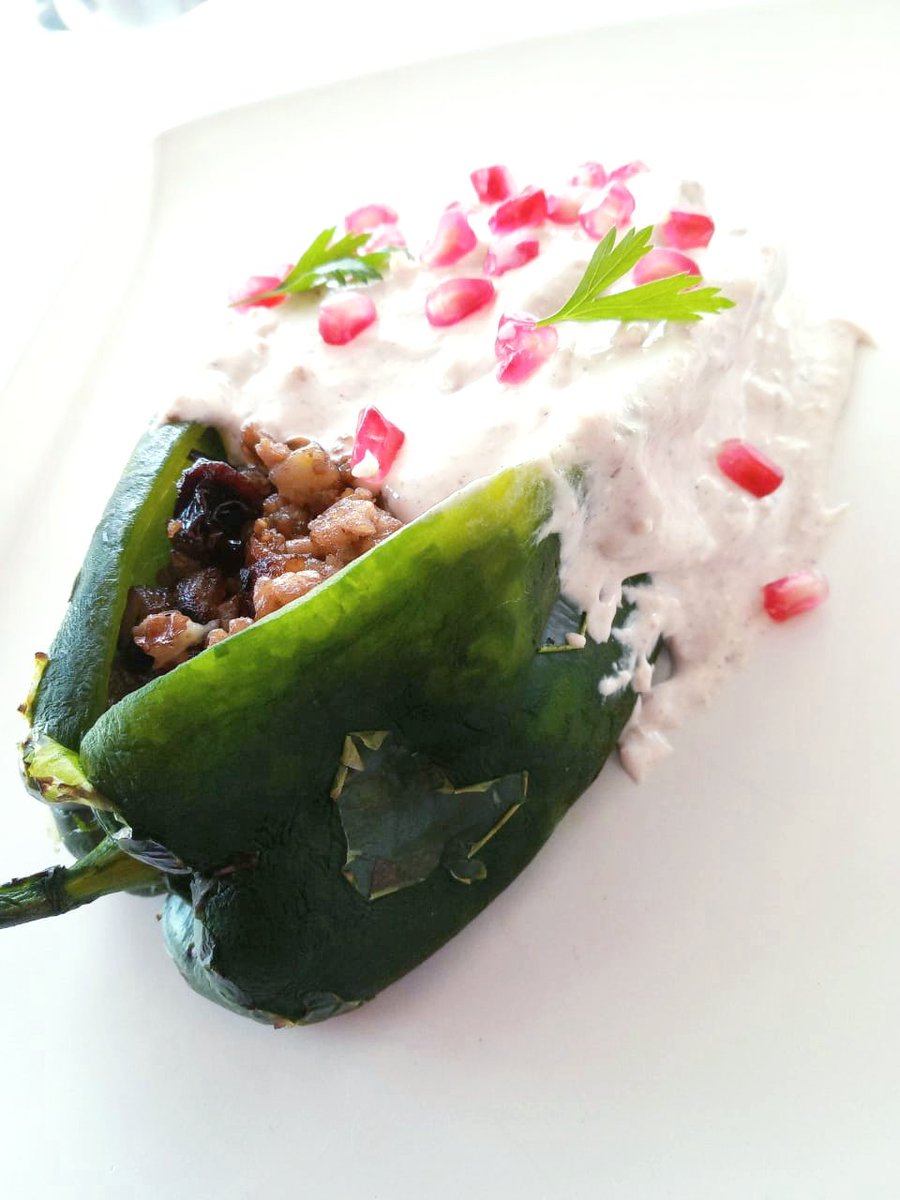 AaronCh40472912's tweet photo. Hoy nos pusimos muy mexicanos con la clase de chiles en nogada. Viva México!!!🇲🇽... 
#chefaaronchavez #cocinamexicana #chilesenogada #gastronomiamexicana #amoserchef #cocinaclasicamexicana #cocinatradicionalmx #aaronchavez #chilesrellenos #cocinagourmet #cocinagourmetmx https://t.co/Oo8OA0moQS