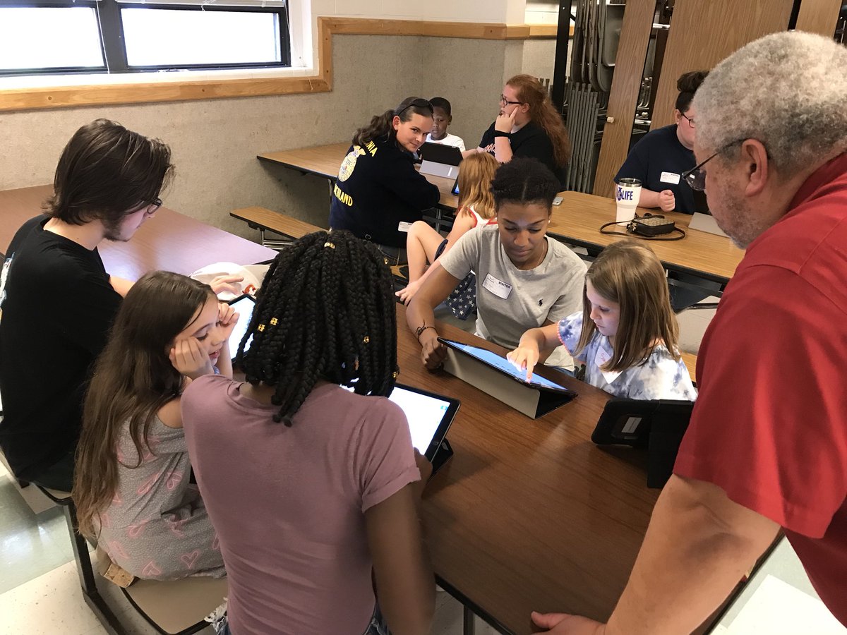 @EaglesBes & @GHSCollier students working on multiplication. The joys of 3rd graders teaching seniors how to use an iPad!

@KennedyCarter89 @natsout @jw_woodson @bs_tovall @sir_daviz 

@BESMrPotter