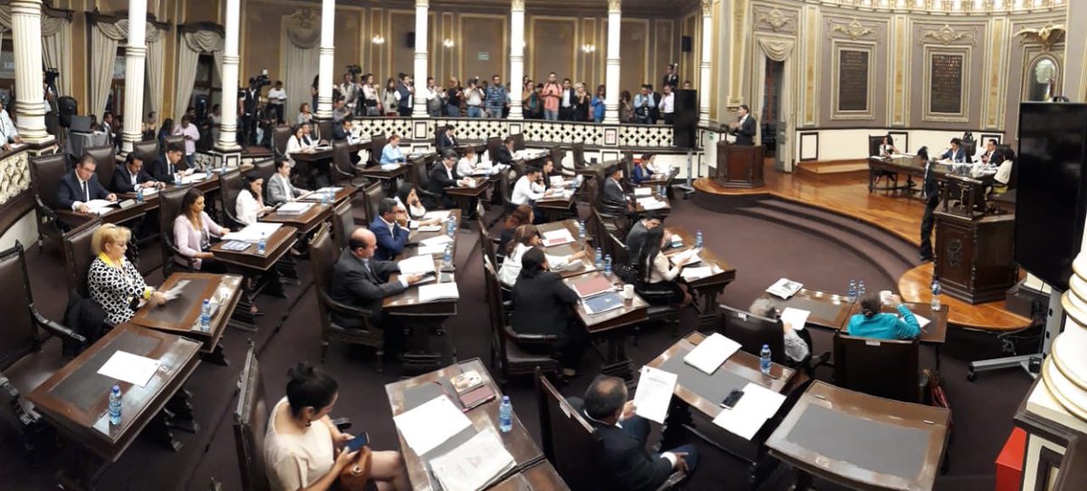 MgBranding's tweet image. ¡Los diputados de @MorenaEnPuebla hacen mutis! 🤐 

#Entérate Los Barbosistas no quieren bajarse la dieta en un 50%, en lugar de votarlo y aprobarlo inmediatamente como lo han hecho con otras propuestas prefieren callarse y mandarlo a comisión. 

 ¿Y su plan de austeridad Apá?