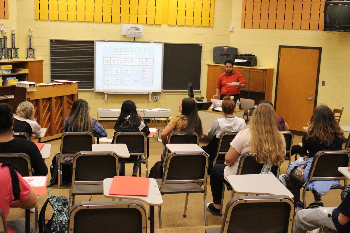 WeAreHTSD's tweet photo. Welcome to Crockett Middle School! @Crockett_HTSD shows their school spirit with murals! Our vocal music students were preparing for their lesson &amp; discussing the year's syllabus #htsd #htsdpride #differencemakershtsd @ClarkeHolmes16 https://t.co/620Ohr91mX