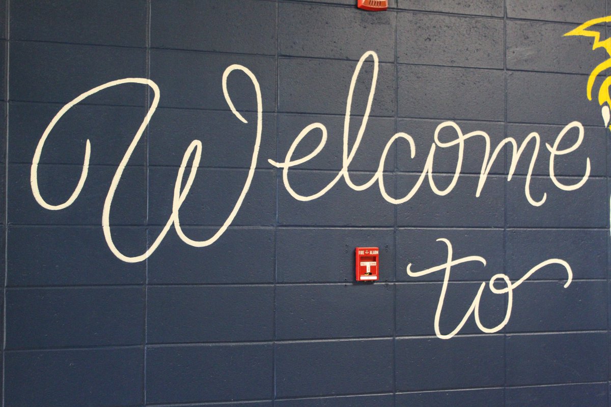 WeAreHTSD's tweet photo. Welcome to Crockett Middle School! @Crockett_HTSD shows their school spirit with murals! Our vocal music students were preparing for their lesson &amp; discussing the year's syllabus #htsd #htsdpride #differencemakershtsd @ClarkeHolmes16 https://t.co/620Ohr91mX
