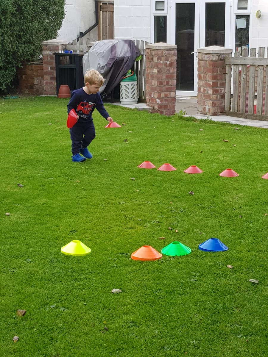 Mr_GI_bri's tweet photo. Setting up his own traing session tonight #obssed ⚽️⚽️⚽️ https://t.co/6tlD68sOhZ