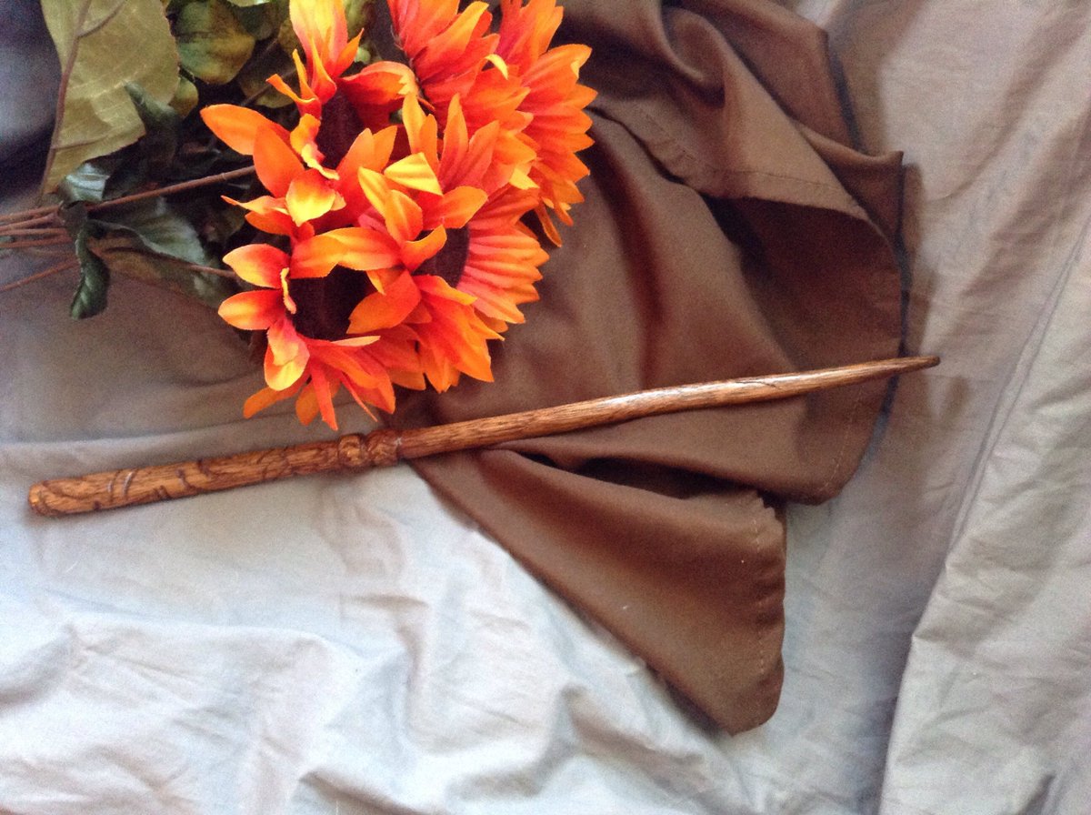 CloudHomeCrafts's tweet photo. Excited to share one of latest additions to my #etsy shop: Oak, Phoenix Feather, Magic Wand https://t.co/W4Eg1O8zeP #cloudhomecrafts#Pottermore #PottermoreResult #FallFlowers #WandsReady #FantasticBeasts #Halloween #Costume #Cosplay #Oak #PhoenixFeather #Wand https://t.co/BRFf36VLM8