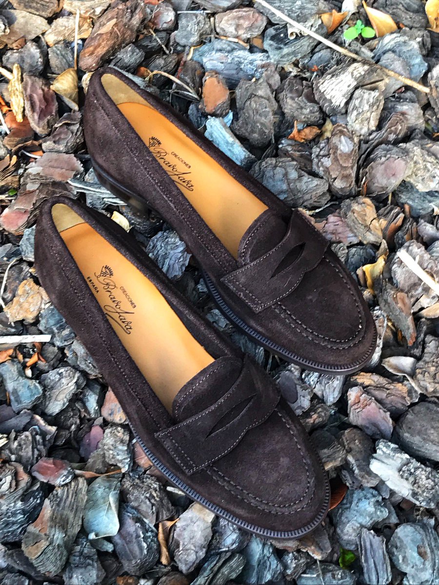 Bravo Java on Twitter: "Mocasines antifaz...clásicos que vuelven todas las temporadas🍂 Los tenemos en marrón, piel granulada azul, cuero y negro e incluso en coco. 👉https://t.co/FKGVqEqxKH #mocasinesantifaz #tendencias #otoño18 https ...