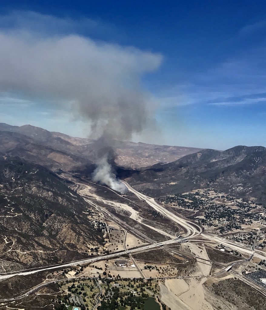 RickDickertWX's tweet image. A big rig went off the side of I-15 near Kenwood Ave and ignited a brush fire on the west side of the freeway / no structures threatened..light winds #KeenBrookFire #BREAKING #SKYFOX @foxla