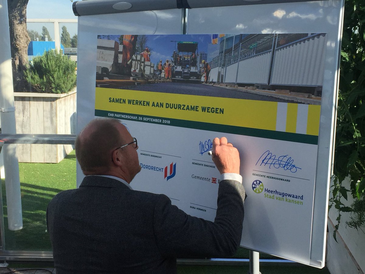 FrankGlaubitz's tweet image. #trots #ondertekening #partnerschap  #ECOPAVEXL #asfalt #innovatie #duurzaam @SE053 @Gem_Enschede als 1 van de 6 landelijke partners #samenwerken met @DuraVermeer