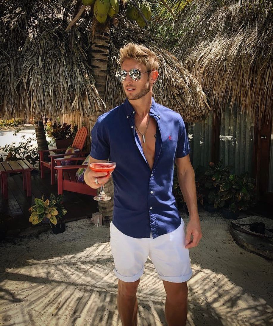 bazaar68's tweet photo. Do you consider cocktails accessories? @jeffkasser might - he makes it look good! 😁  #mensfashion #menswear #mensstyle #likeforfolow #like4like #follow4follow https://t.co/HxdhjtWsK2
