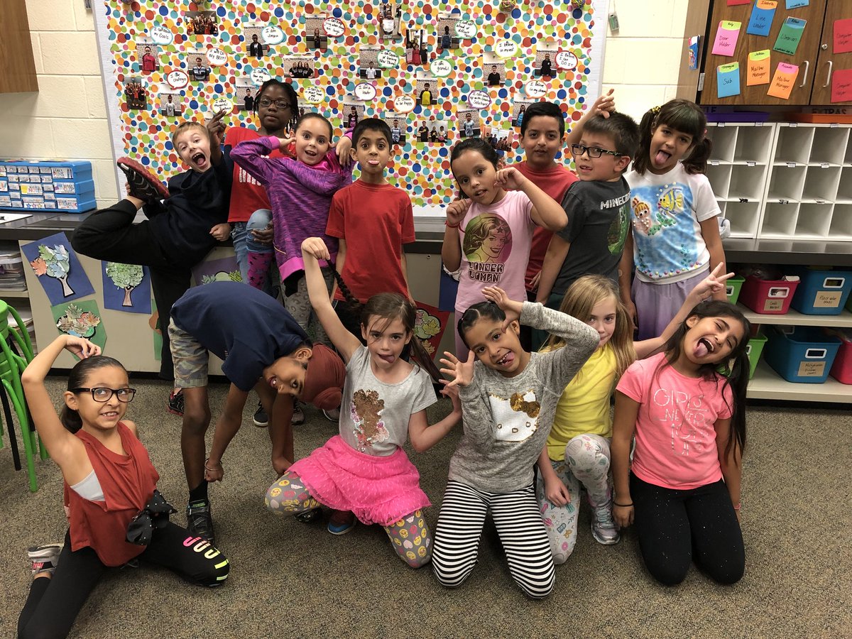 TeamHayward_Fox's tweet photo. It’s Wacky Wednesday in Room 116! #SpiritWeek #FoxFun https://t.co/2hs2fQCF1Y