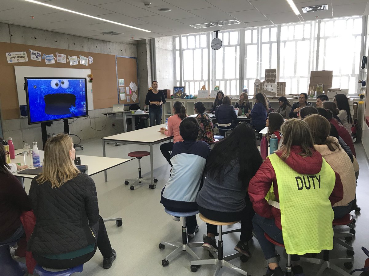 xnunezdp_tech's tweet photo. @puppoperfumo rocking a session on @GoogleForEdu #GooglePhotos for teacher assistants #FDRrocks #FDRlearns @FDRElementary Teachers documenting #ExperientialLearning https://t.co/9sB5RcRGkR