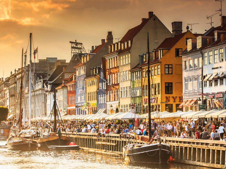 The top 10 happiest countries in the world cntrvlr.co/dyzCQrz
