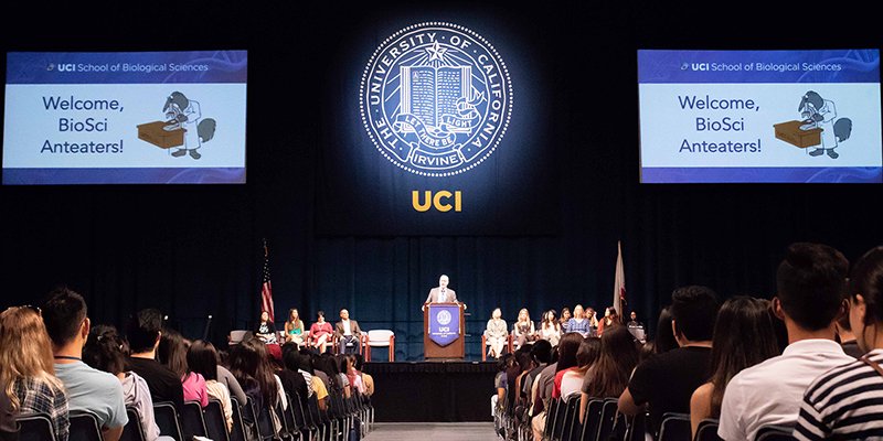 UCIBioSci's tweet photo. Great turnout at Monday's convocation! #UCIBioSci was right in the middle of the action. So exciting! #UCIrvine #UCIWelcome #FallQuarter2018 #UCIPride https://t.co/lsiGHJZMJR