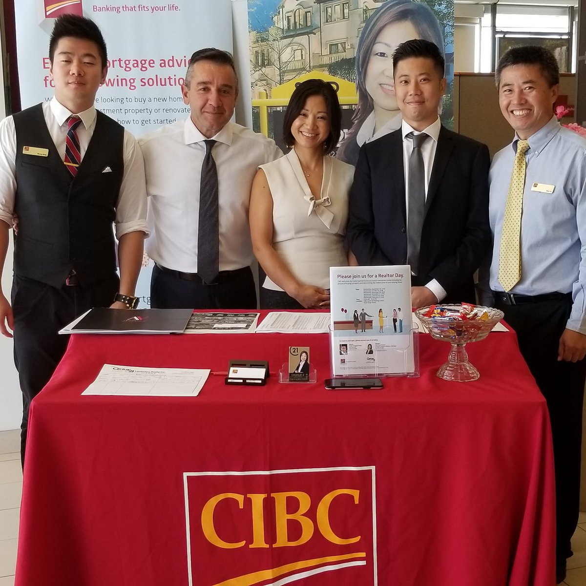 chunlieji's tweet photo. It has been a great day at CIBC @ yonge &amp; 16th hosting 
REALTOR DAY. 
Sad though that the branch manager Claudio will be moving to another location.

#chunlie #chunli
#realtor #northyorkrealtor #realtorday #88harbourplaza #245hollyberrytr 
#forsale https://t.co/pMpBtGKpk0