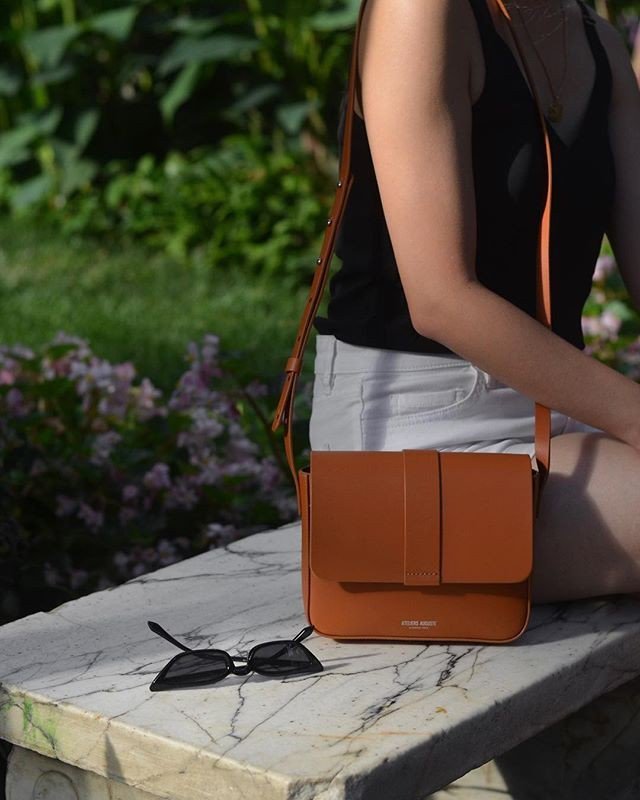 AteliersAuguste's tweet photo. A minimalistic and structured shot from @hazelfire styling the #minimonceau bag
#outfitideas #parisianbag #minibag #leatherbag #tanleather #designerbag #styleblogger #designerinparis #madeinitaly https://t.co/z2fvPGkccg https://t.co/mvUvERnvgI