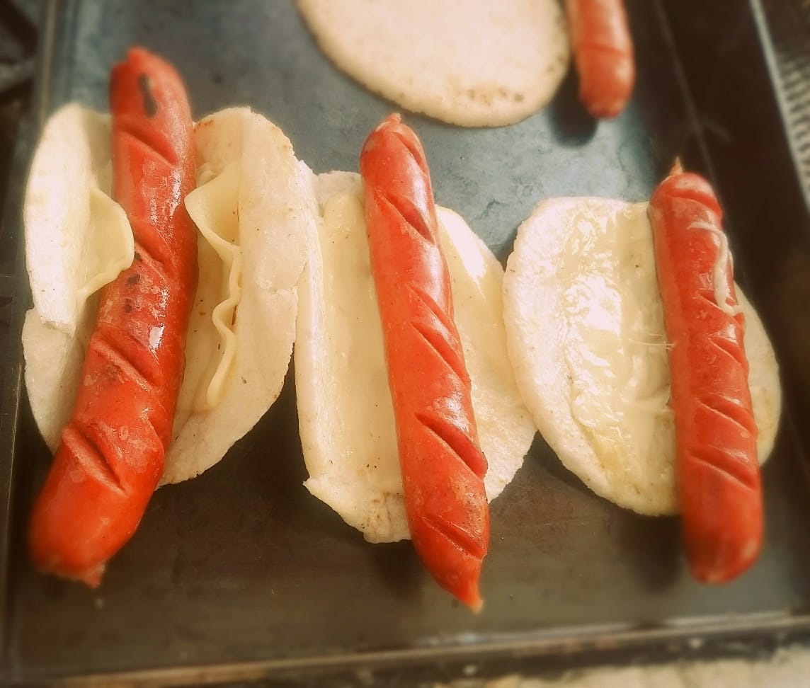 Mañana podras encontrar en nuestro local el mejor chorizo con arepa! 😎😎😎 

Nosotros lo tenemos todo, el chorizo que te gusta y la arepa bien quesuda! 

#estamosfritos Muy fritos!